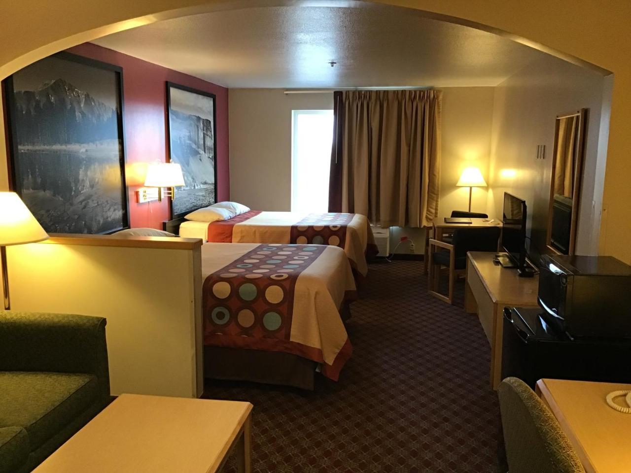 ซูเปอร์ 8 บาย วินด์แฮม เฮย์เบิร์น/เบอร์ลีย์ แอเรีย Hotel ภายนอก รูปภาพ